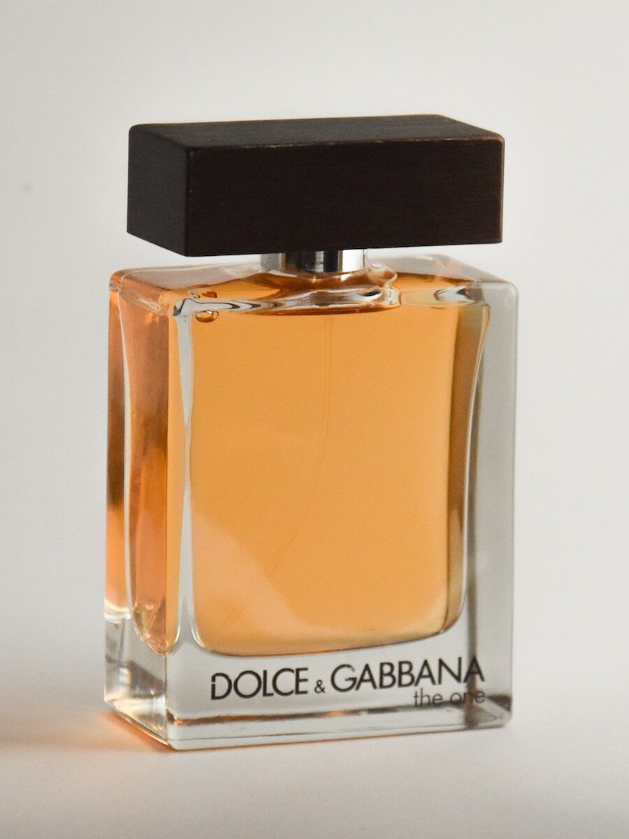 Dolce & Gabbana The One Review: Timeless & Modern Dolce and Gabbana The One Glass Bottle