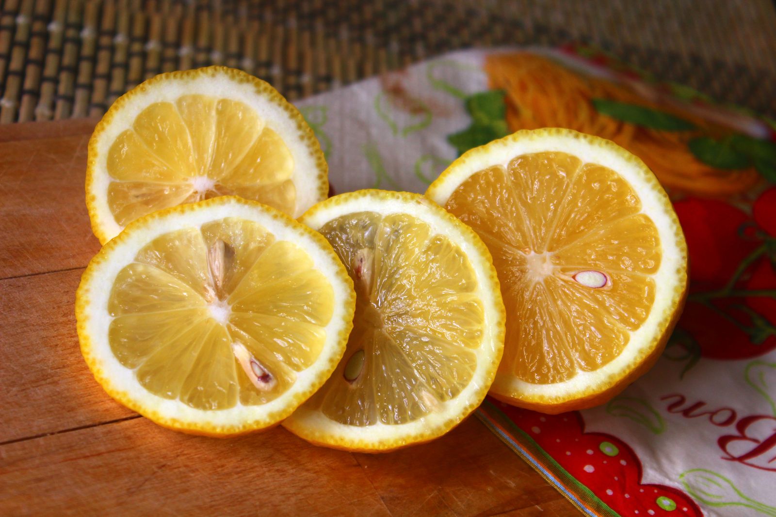 What Does Lemon Smell Like? Slices of lemon
