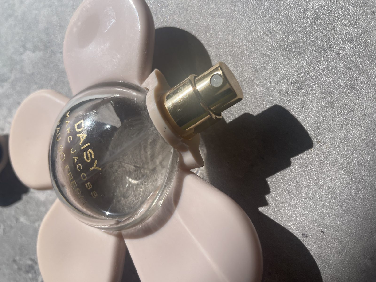 Marc Jacobs Daisy Eau So Fresh Review: The Flanker That Outgrew Daisy Extreme close-up of the pale pink petal cap on Marc Jacobs Daisy Eau So Fresh