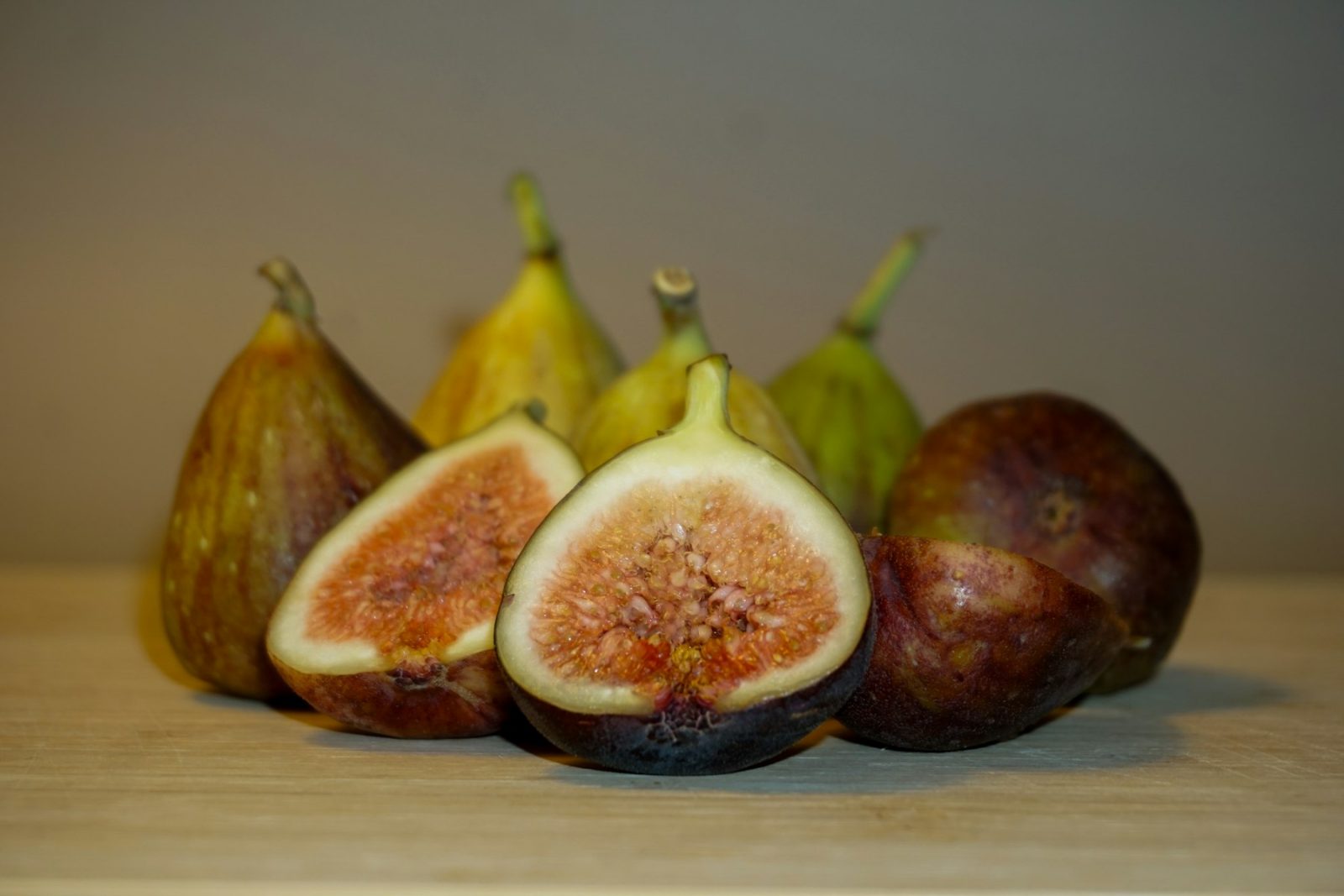 What Does Fig Smell Like? Fresh figs halved to show the seeded pink flesh