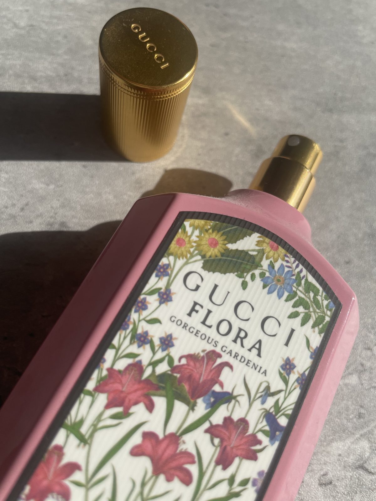 Gucci Flora Gorgeous Gardenia Review: The Flower That Isn't There Close-up of the Gucci Flora Gorgeous Gardenia label and gold sprayer with the ribbed GUCCI cap