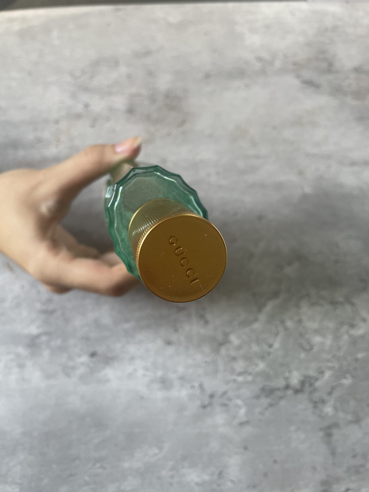 Gucci Memoire d’une Odeur EDP Review: Soothing & Soft Gold cap of the Gucci Memoire d’une Odeur bottle, embossed with the Gucci logo