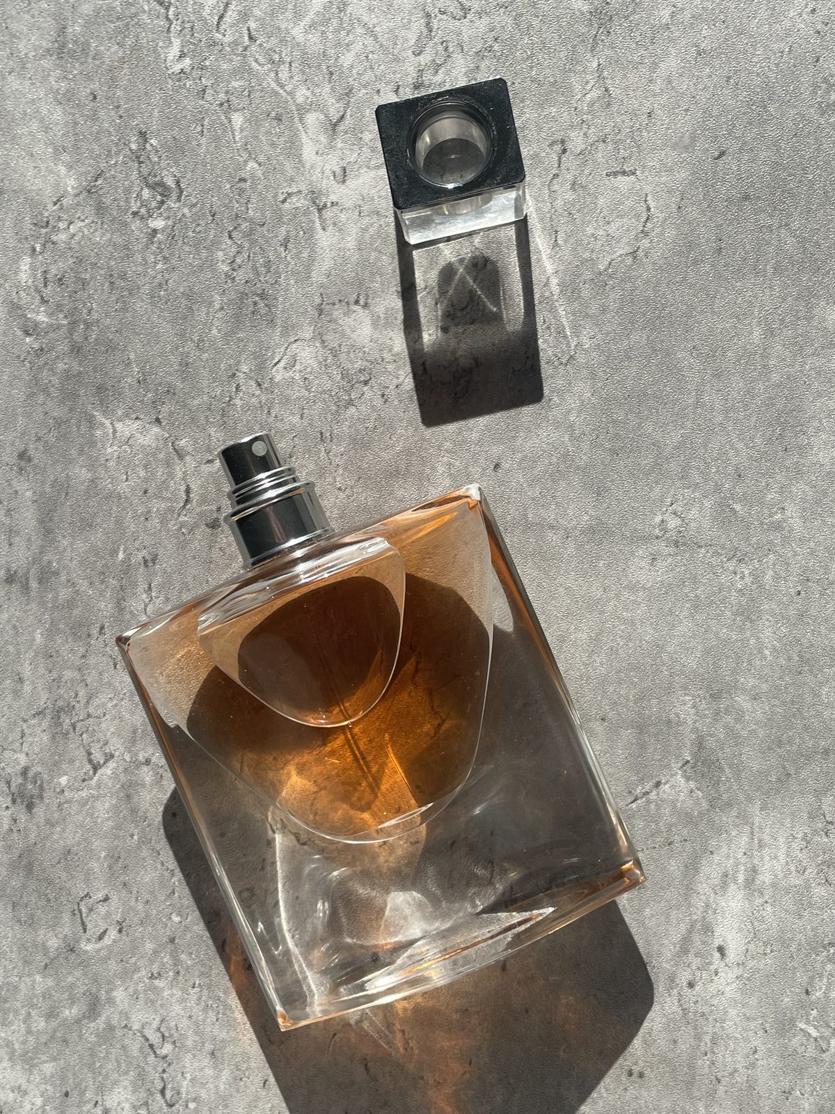 Lancome La Vie Est Belle: Honest Review Lancome La Vie Est Belle with the cap off, showing the silver sprayer