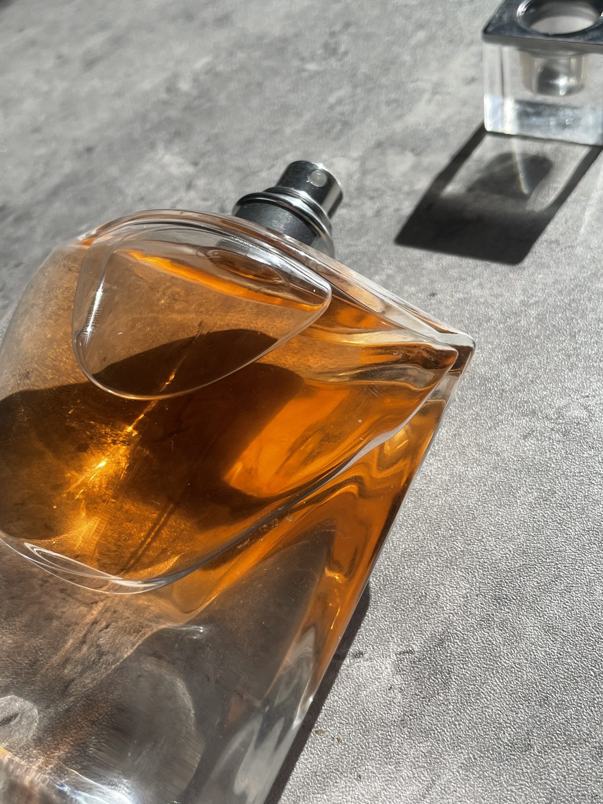 Lancome La Vie Est Belle: Honest Review Close-up of the teardrop cavity inside the Lancome La Vie Est Belle bottle