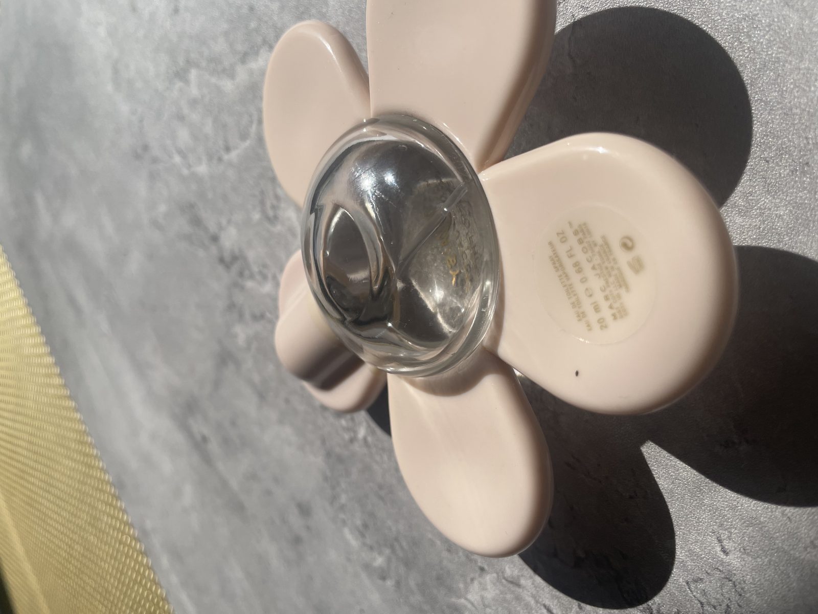 Marc Jacobs Daisy Eau So Fresh Review: The Flanker That Outgrew Daisy Base of the Marc Jacobs Daisy Eau So Fresh bottle reading eau de toilette vaporisateur spray 20ml 0.68 fl oz
