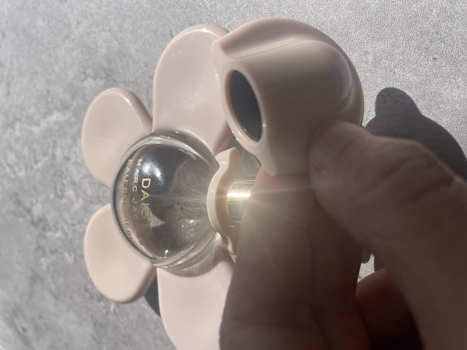 Marc Jacobs Daisy Eau So Fresh Review: The Flanker That Outgrew Daisy Marc Jacobs Daisy Eau So Fresh with the flower cap lifted off, showing the gold sprayer