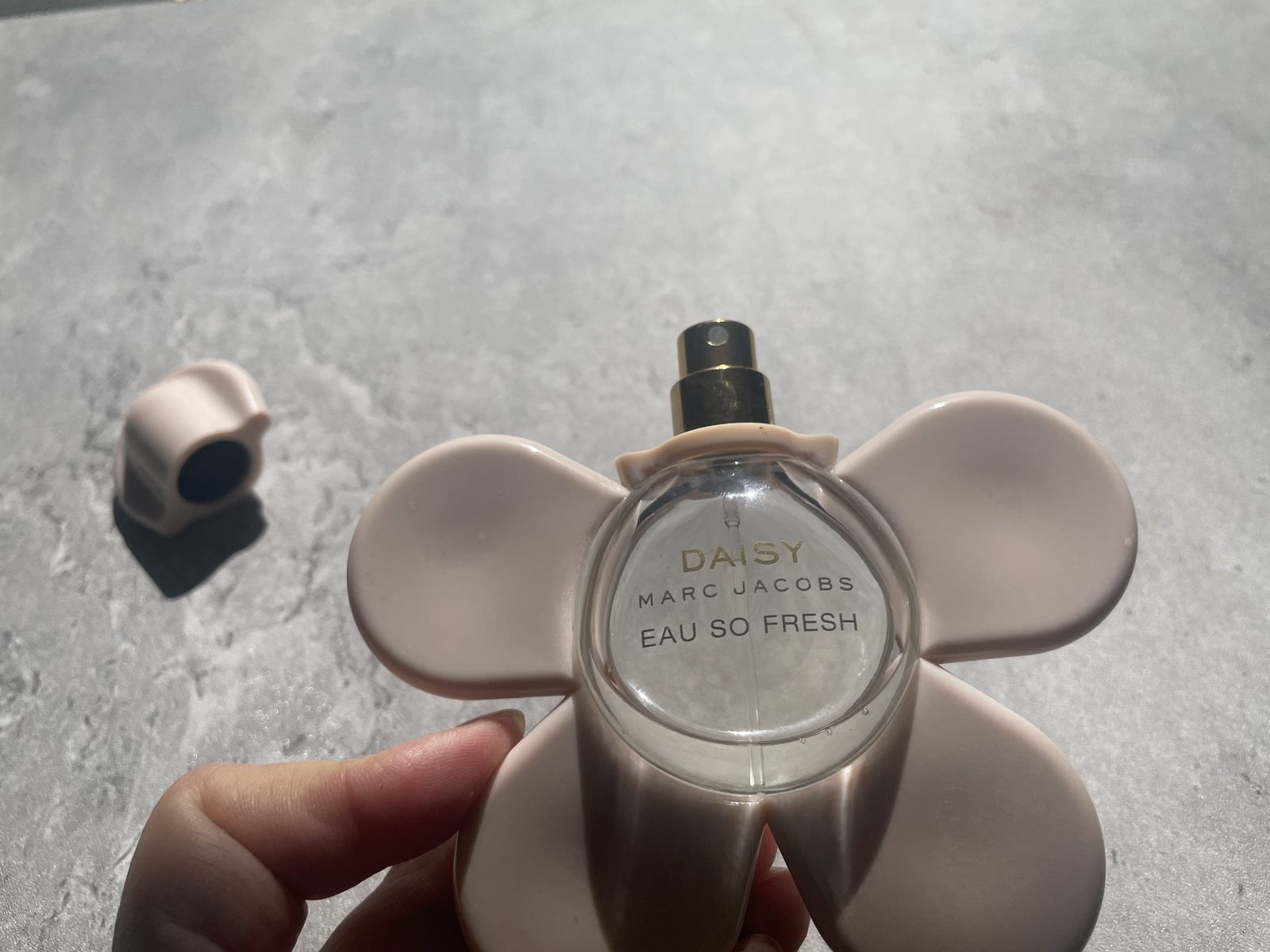 Marc Jacobs Daisy Eau So Fresh Review: The Flanker That Outgrew Daisy Holding Marc Jacobs Daisy Eau So Fresh with the gold DAISY MARC JACOBS EAU SO FRESH lettering facing camera